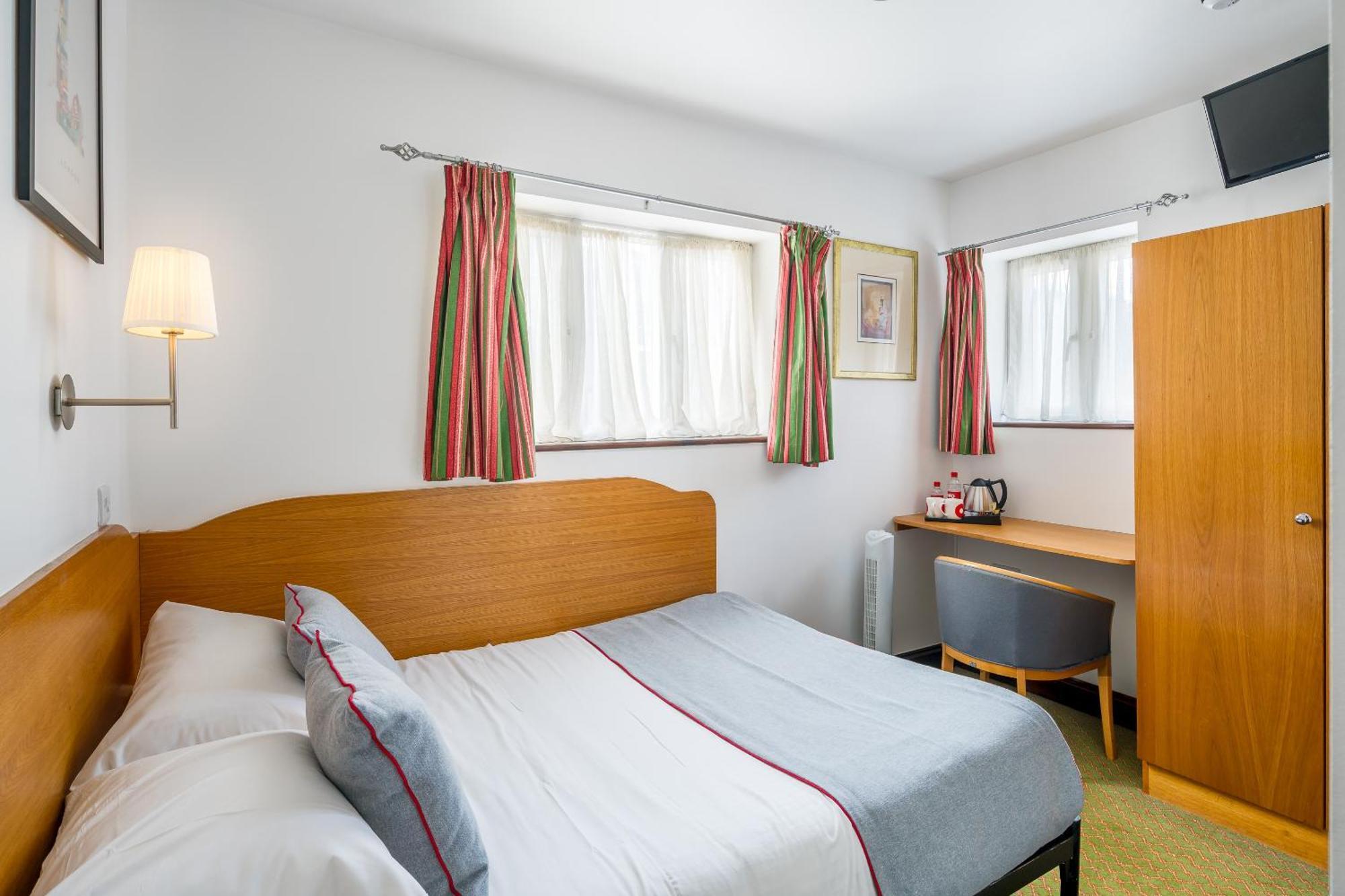 Oyo Abbey Hotel, Shepherd's Bush Market Лондон