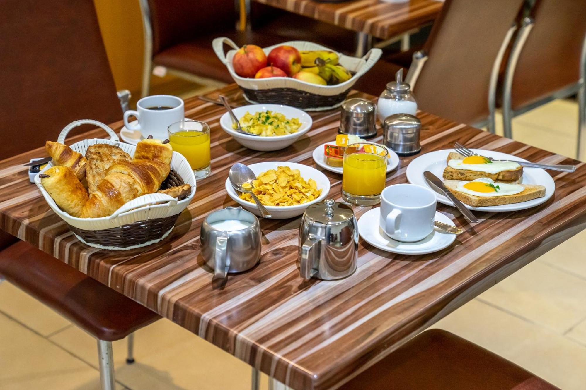 Oyo Abbey Hotel, Shepherd's Bush Market Лондон