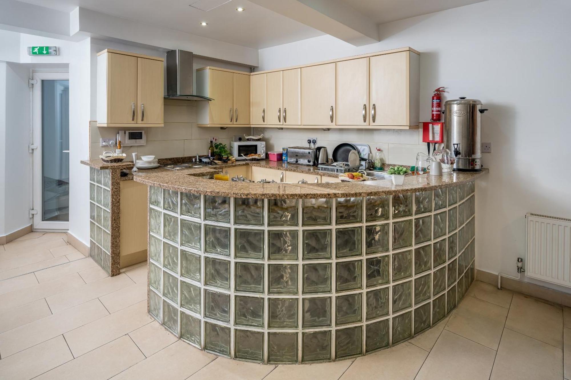 Отель Oyo Abbey Hotel, Shepherd's Bush Market